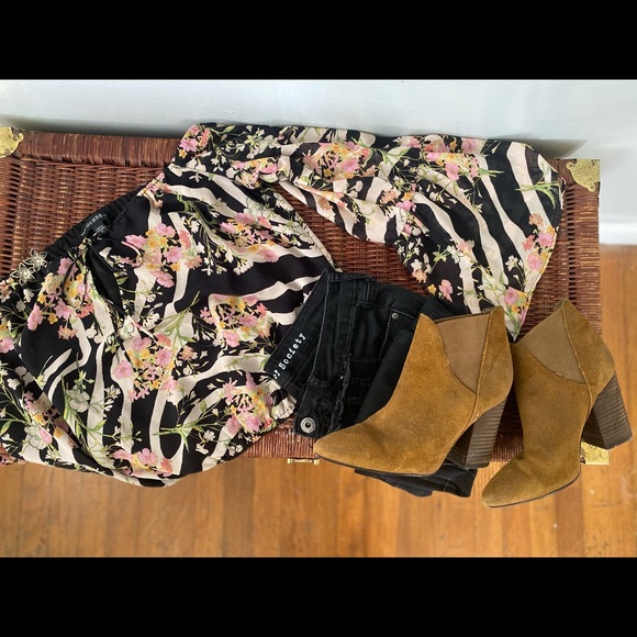 Guess floral top. Size small - Picture 4 of 4